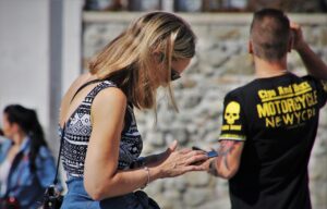 彼女が携帯をいじることで別れる理由とは？