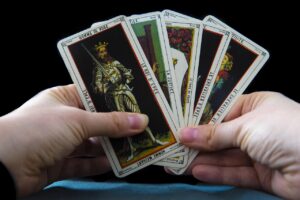寂しさを埋める方法は占いで相談するのが最適？比較とおすすめを徹底解説！